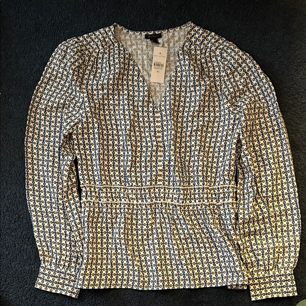 Ann Taylor Elegant Blue and White Patterned Women's Top. XS. NWT.